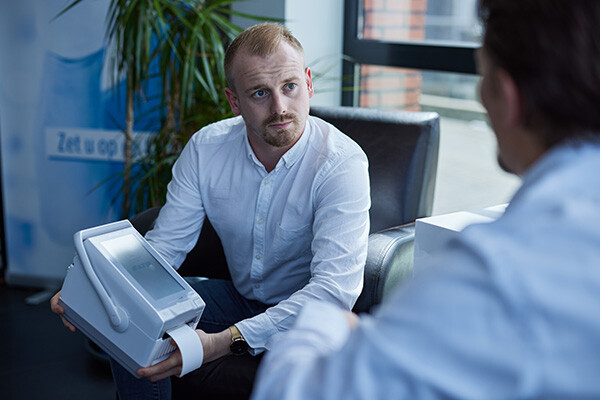 Twee collega's achter een computer