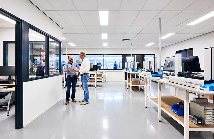 Roland en Lars in gesprek in de productieruimte