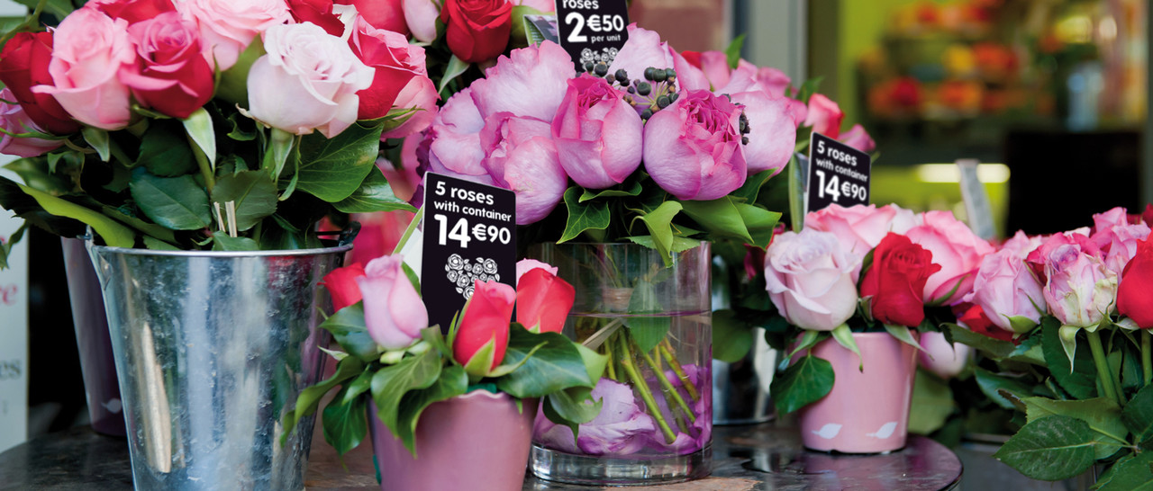 bloemen met toonbankkaarten