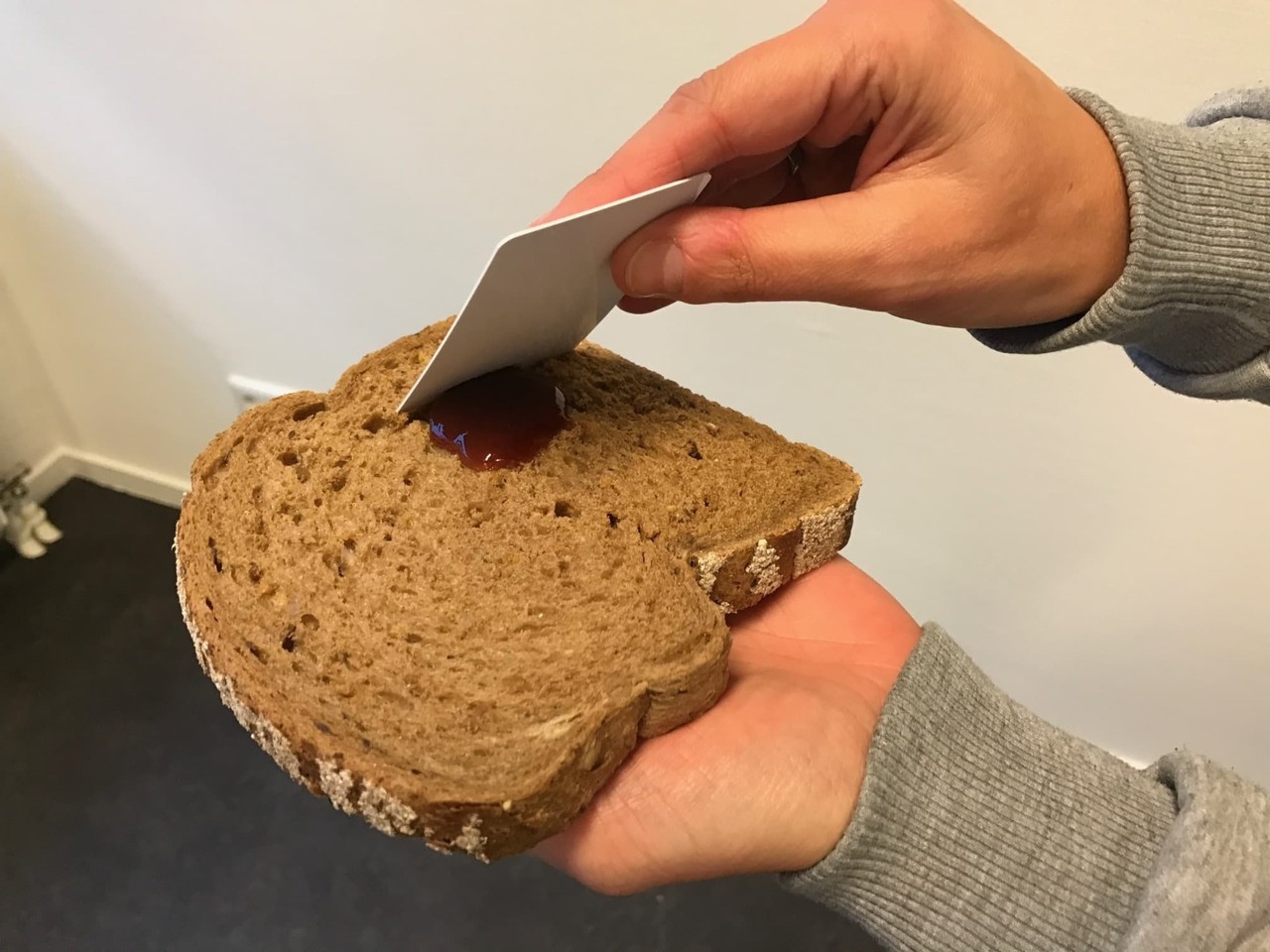 brood smeren met plastic pas