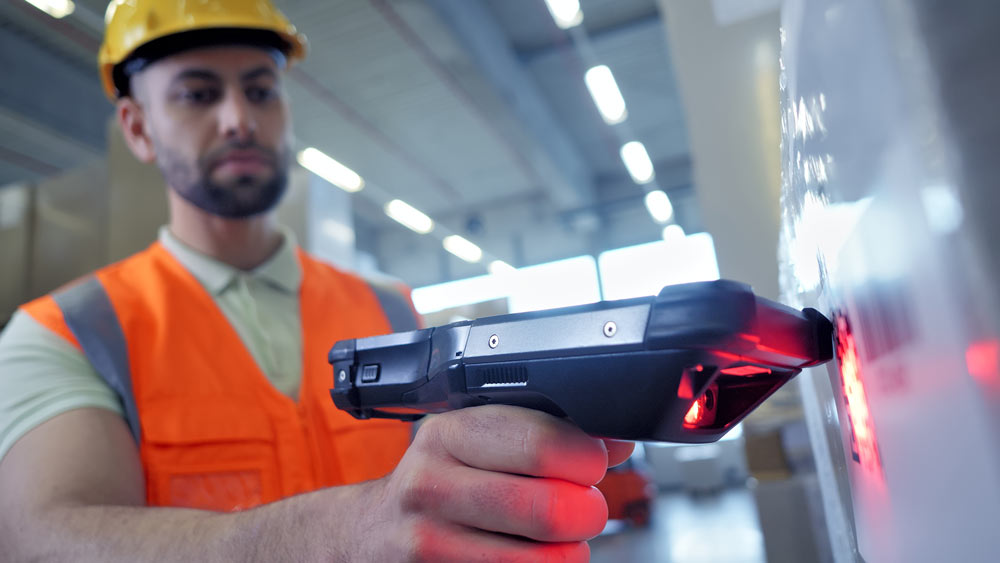 man met handscanner scant label man met handscanner scant label