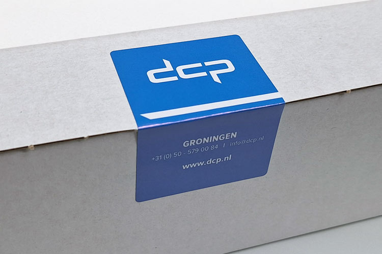 Doosje voorzien van een sluitsticker met DCP logo