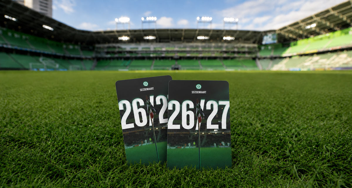 seizoenkaarten FC Groningen op voetbalveld seizoenkaarten FC Groningen op voetbalveld