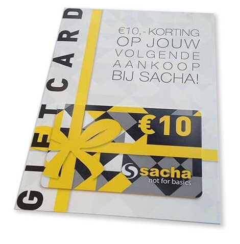 Sacha €10 giftcard kortingskaart Cadeaukaart van Sacha ter waarde van €10, met geel-zwarte strik en tekst ‘not for basics’, op een kaart met de tekst ‘€10,- korting op jouw volgende aankoop bij Sacha!