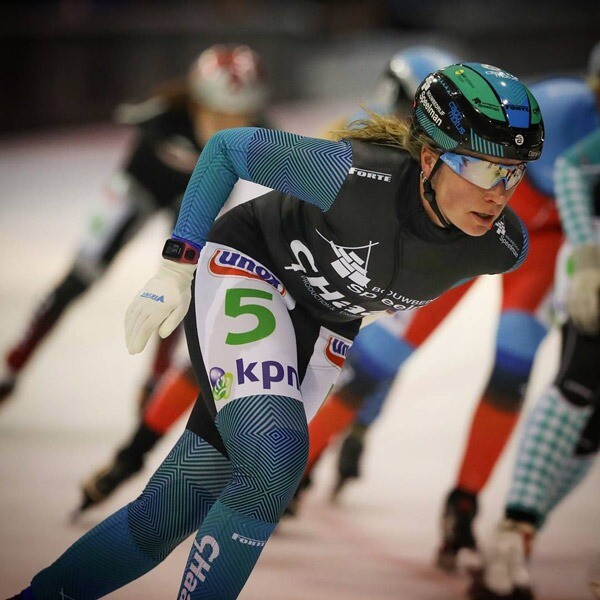 Daniëlle Bekkering in haar laatste schaatsseizoen met startnummer 5 Daniëlle Bekkering in actie tijdens haar laatste schaatsjaar, rijdend in een blauw-groen schaatspak met het nummer 5 en KPN- en Univé-logo's zichtbaar.
