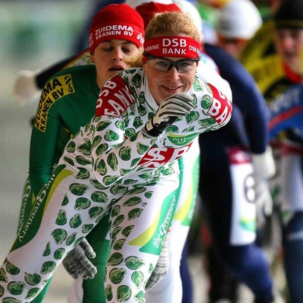 Daniëlle Bekkering in het beroemde spruitjespak tijdens marathonwedstrijd Schaatsster Daniëlle Bekkering in actie tijdens een marathonwedstrijd, gekleed in het opvallende "spruitjespak" van The Greenery en gesponsord door DSB Bank.