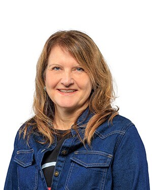 Jolanda Nijboer – klantcontact en drukwerkexpert bij DCP Jolanda Nijboer, medewerker bij DCP, lachend met armen over elkaar.