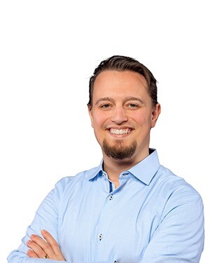 Matthijs Deuling-de Muinck, medewerker bij DCP, met een glimlach en armen over elkaar.