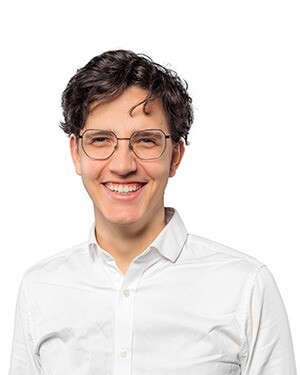 Pieter – allround developer bij DCP Pieter, medewerker bij DCP, lachend met armen over elkaar.