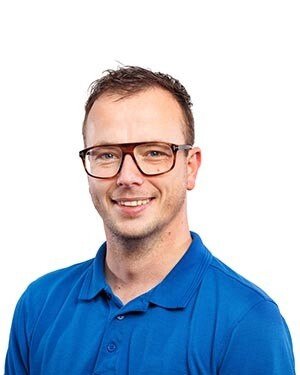 Alfred Kiers, medewerker van DCP, met blauwe polo en armen over elkaar