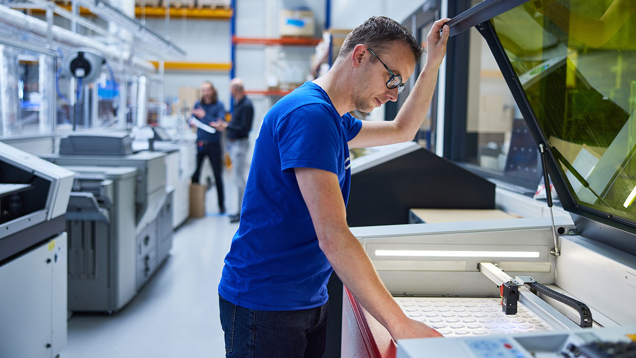 Alfred Kiers bezig met nabewerking en logistieke werkzaamheden bij DCP