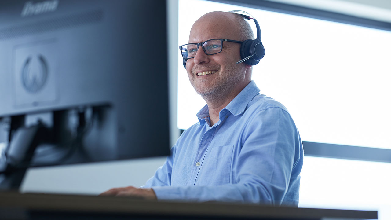 Erik Oldengarm in gesprek met een collega bij DCP over ontwerpen en klantprojecten