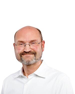 Harald Rotgers – marketingmanager bij DCP Harald Rotgers, medewerker bij DCP, lachend met armen over elkaar.