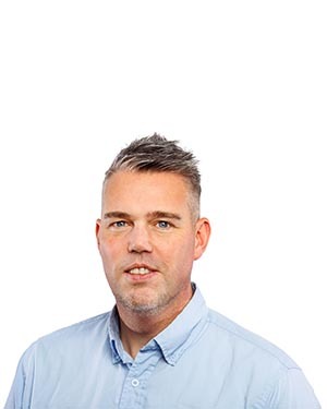 Kasper van Dijk – verkoopadviseur bij DCP Kasper van Dijk, medewerker bij DCP, met een glimlach en armen over elkaar.