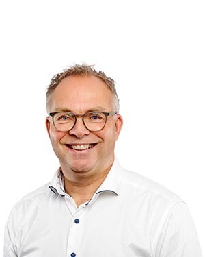 Lars Kiewiet, medewerker bij DCP, lachend met armen over elkaar.