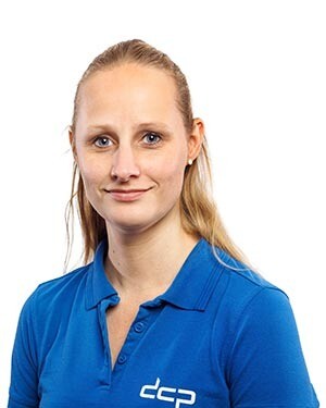 Moniek Drenth – specialist nabewerking bij DCP Moniek Drenth, medewerker bij DCP, met een glimlach en armen over elkaar.