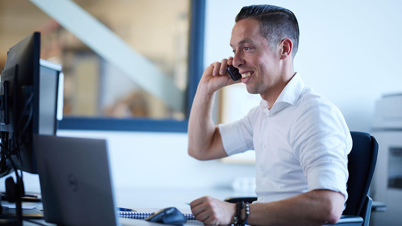 René Zwiers – zorgt voor overzicht en vlekkeloze orderverwerking bij DCP René Zwiers aan het werk bij DCP achter zijn bureau met twee beeldschermen