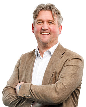 Richard Middel, medewerker bij DCP, lachend met armen over elkaar.