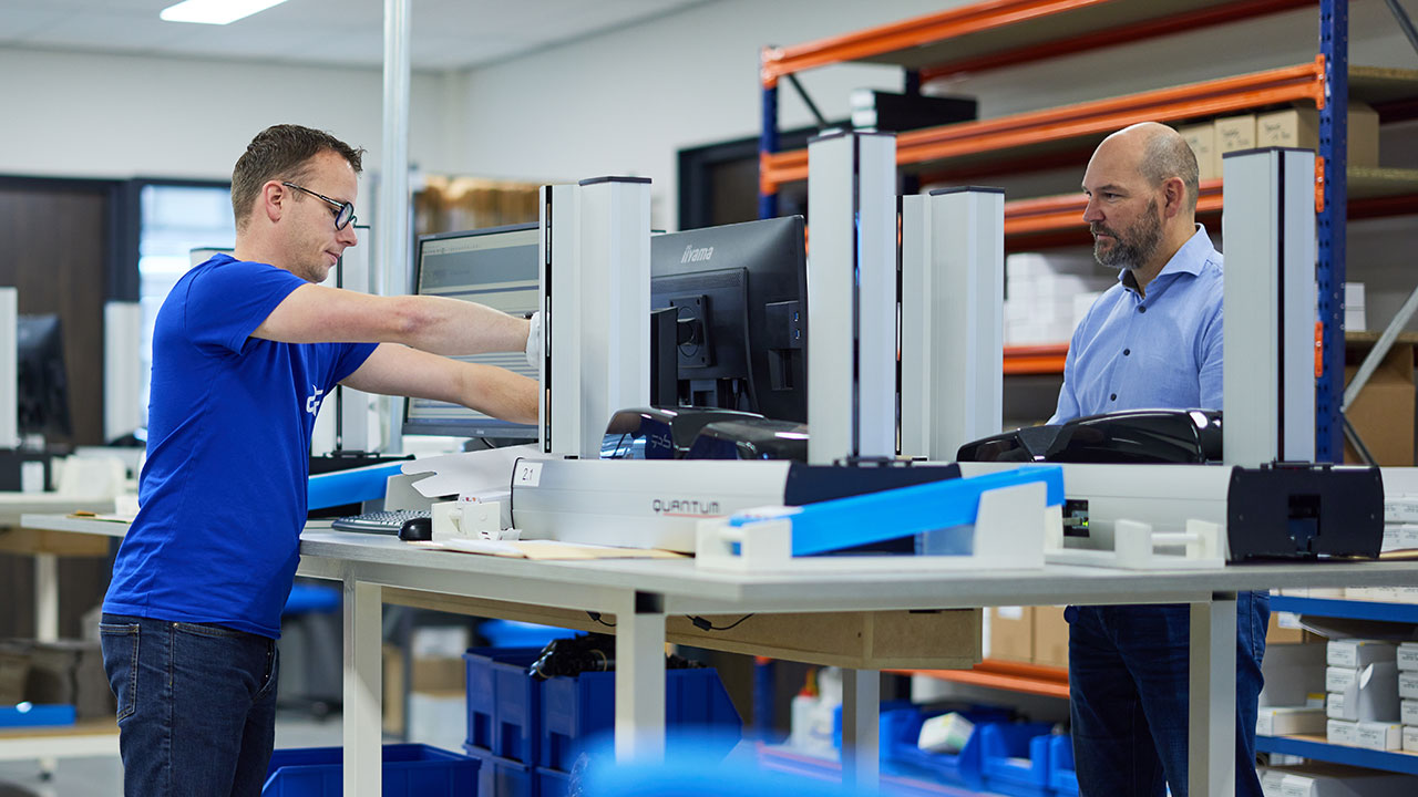 Roland Gort van DCP controleert machines in de productiehal.