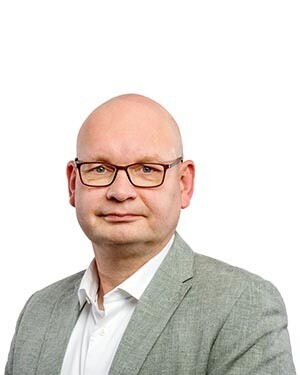 Rudi van der Maas, medewerker bij DCP, lachend met armen over elkaar.